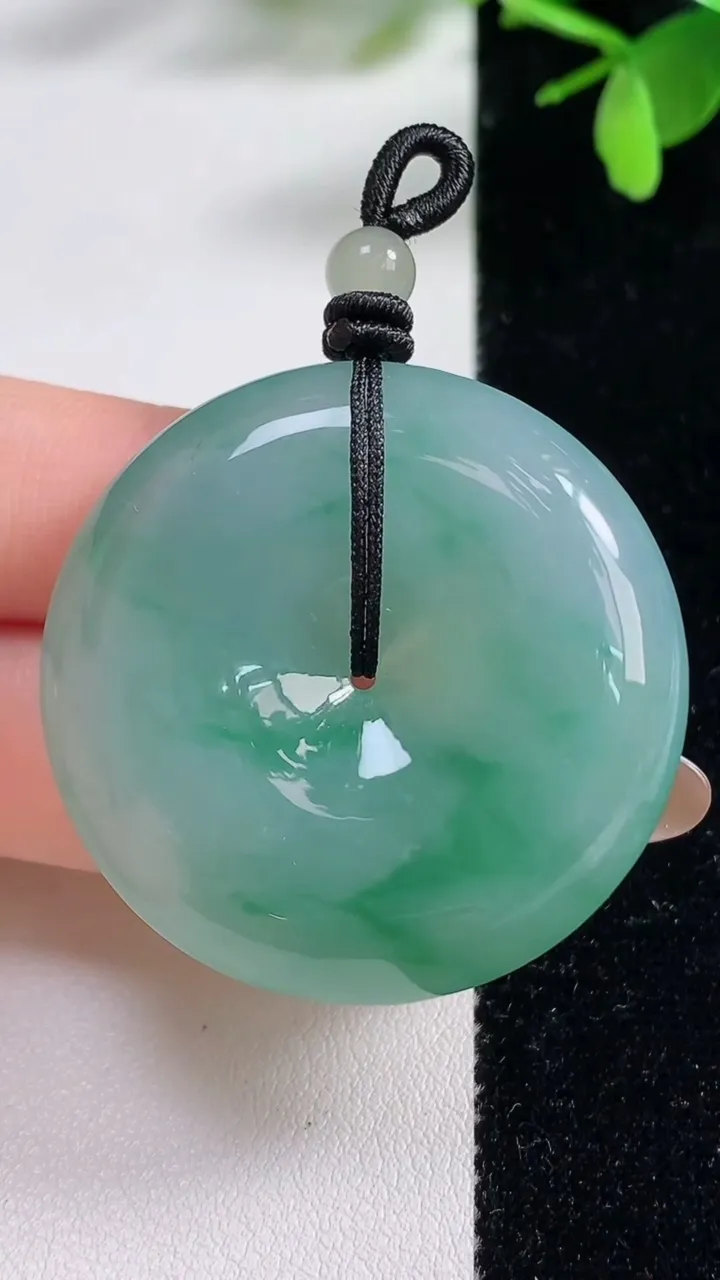 天然A货翡翠平安扣吊坠，尺寸39.5-9，重量:29.87g
11月5日