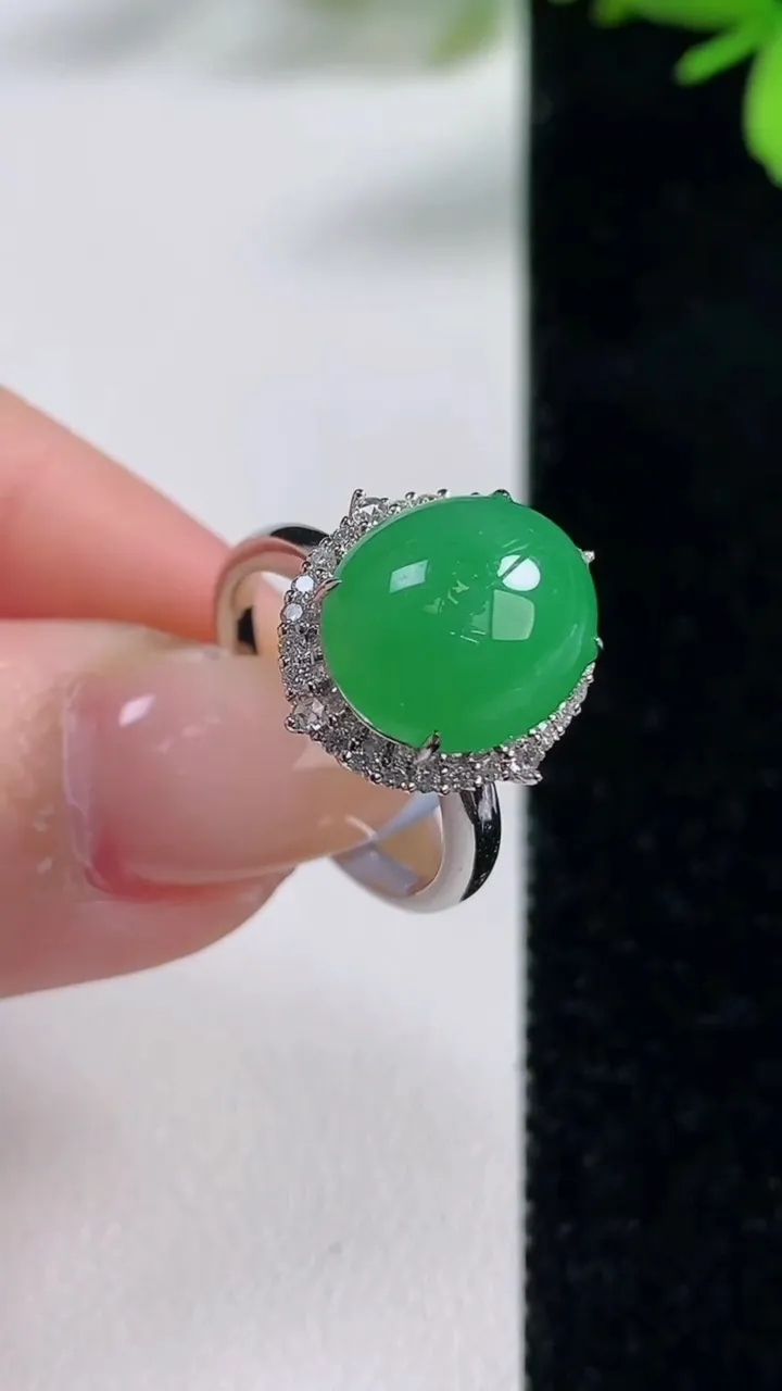 天然A货翡翠蛋面戒指，尺寸17.3-12.2-10-10.9，重量:4.09g2025年11月5日
工厂直销收藏佳品,种好水足，色泽均匀，有种有色，上手高大气！