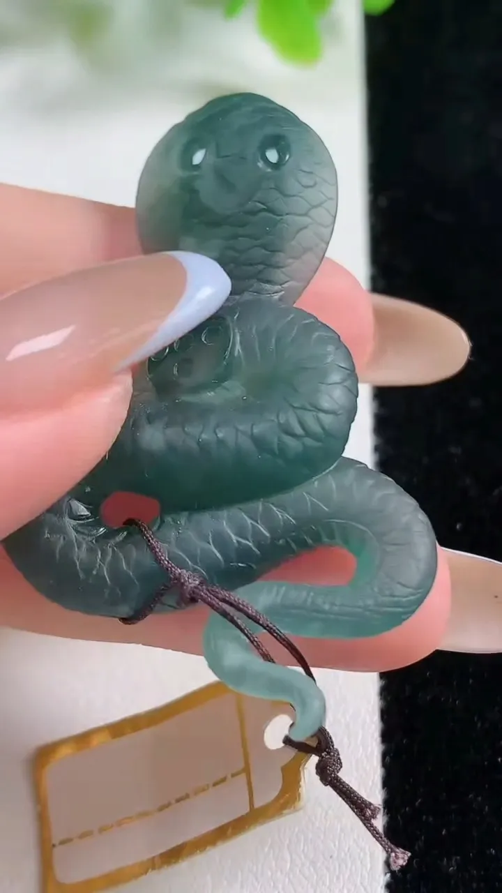 天然A货翡翠生肖蛇吊坠，尺寸50-30.1-8.9，重量:11.73g
11月5日