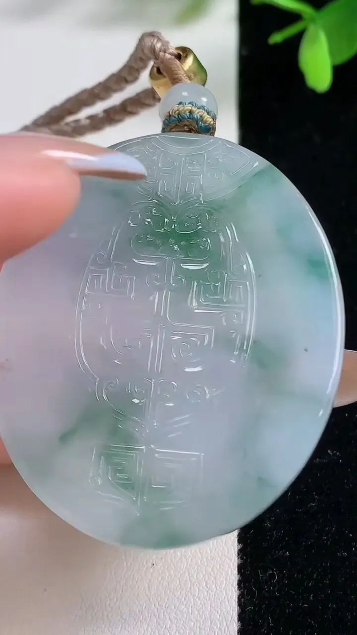 天然A货翡翠种飘花仿古无事牌吊坠，尺寸49.4-41.8-5.6，重量:33.15g
11月5日