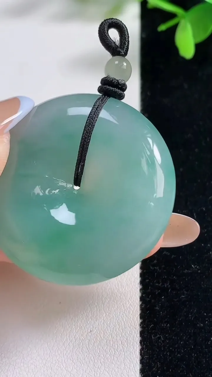 天然A货翡翠山水牌吊坠，尺寸62.8-34-9.7，重量:45.35g
11月5日