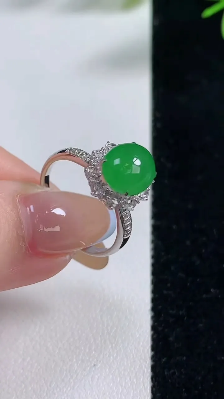 天然A货翡翠蛋面戒指，尺寸176-9.5-7.7-9.6，重量:2.96g2025年11月5日
工厂直销收藏佳品,种好水足，色泽均匀，有种有色，上手高大气！
