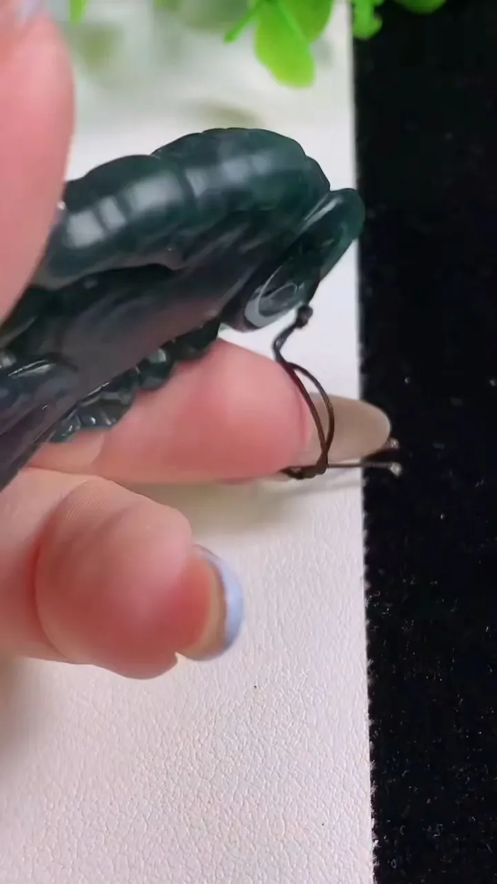 天然A货翡翠生肖虎吊坠，尺寸56-37.7-11，重量:37.33g
11月5日