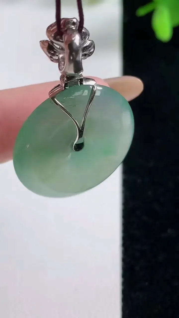 天然A货翡翠平安扣吊坠，尺寸23.6-4.5，重量:6.80g
11月5日