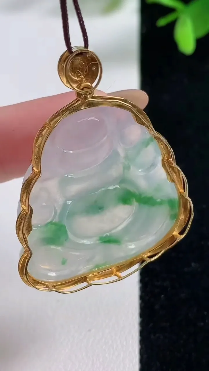 天然A货翡翠逍遥佛吊坠，尺寸41.5-32.8-8.5，裸石32.4-31.7重量:11.17g
11月5日