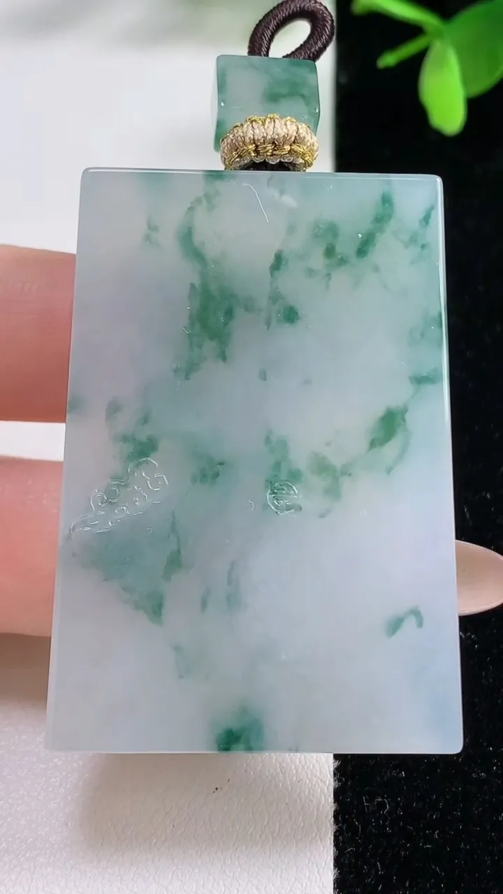 天然A货翡翠种飘花无事牌吊坠，尺寸49-33.8-5.6，重量:32.31g
11月5日