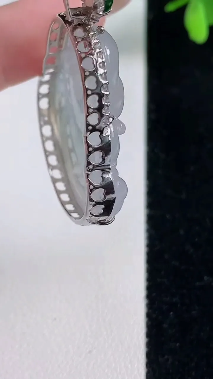 天然A货翡翠种飘花佛公吊坠，尺寸43-32-31.4-9.1，重量:10.74g
11月5日