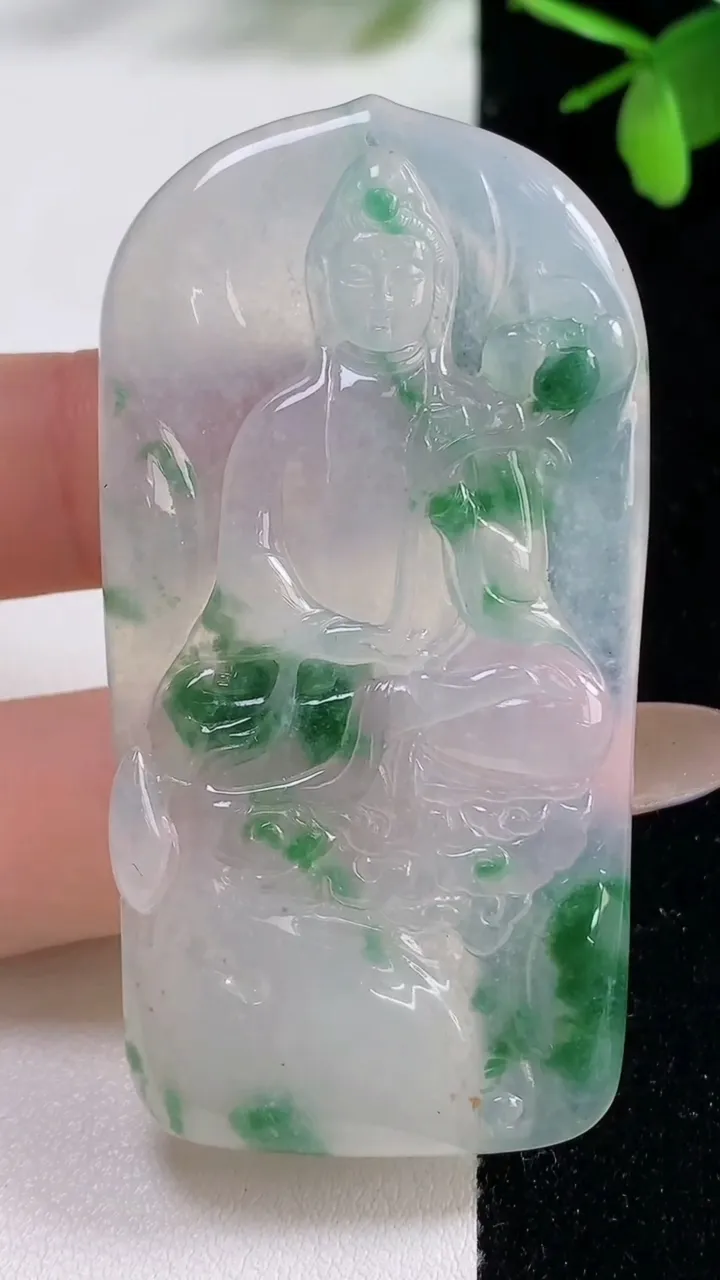 天然A货翡翠大势至菩萨吊坠，尺寸63-33.3-5.9，重量:28.18g
11月5日