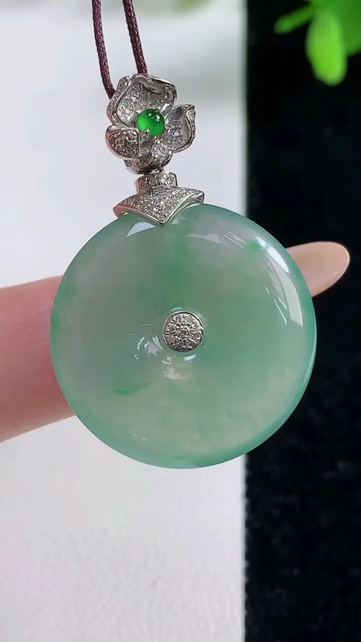 天然A货翡翠平安扣吊坠，尺寸23.6-4.5，重量:6.80g
11月5日