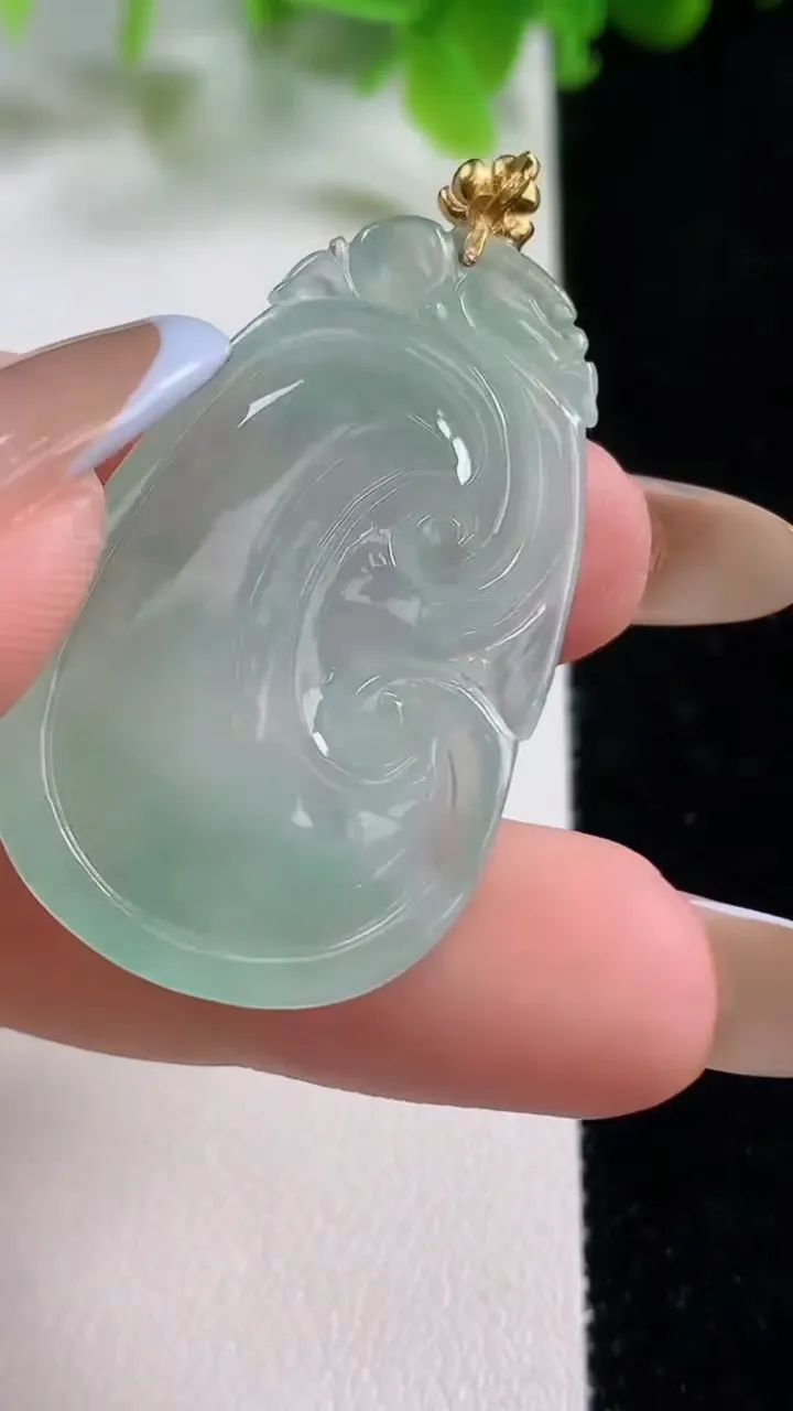 天然A货翡翠如意吊坠，尺寸37-23-3.3，重量:6.57g
11月5日