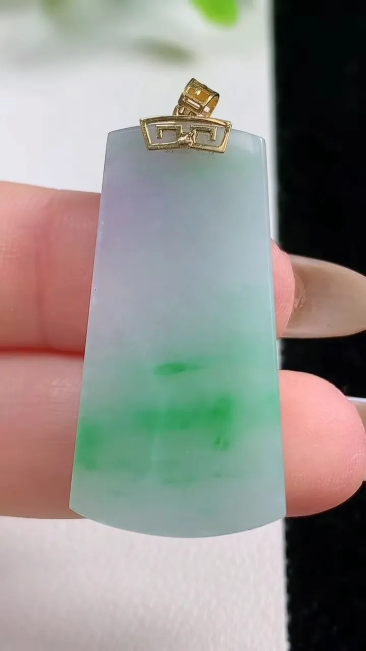 天然A货翡翠无事牌吊坠，尺寸35-17.6-4.8，重量:9.01g
11月5日