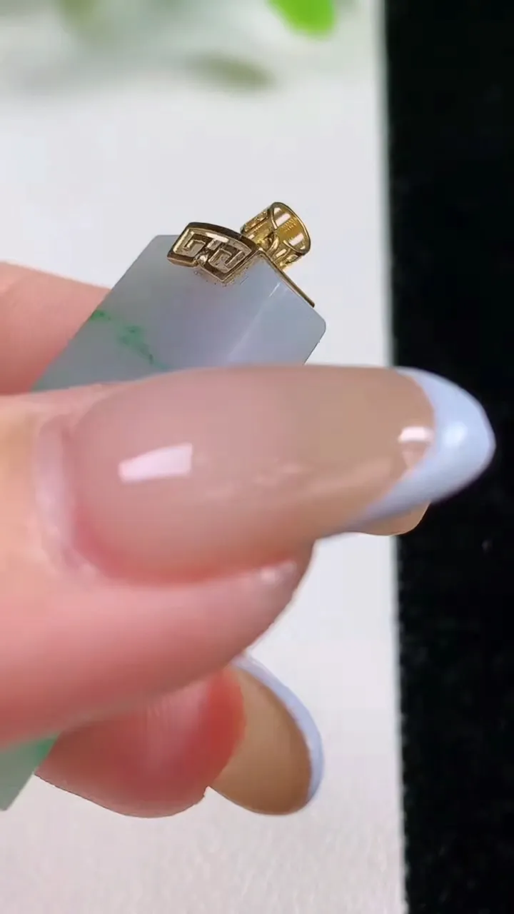 天然A货翡翠无事牌吊坠，尺寸35-17.6-4.8，重量:9.01g
11月5日