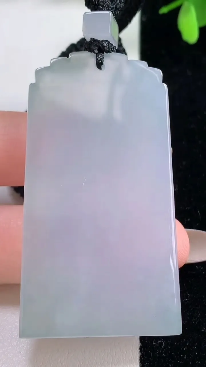 天然A货翡翠紫罗兰无事牌吊坠，尺寸56.6-31-5.5，重量:34.34g
11月5日