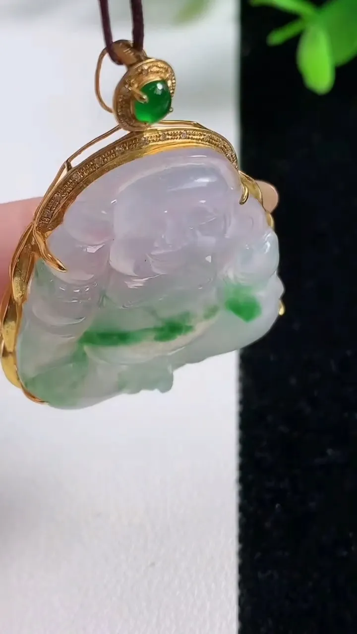 天然A货翡翠逍遥佛吊坠，尺寸41.5-32.8-8.5，裸石32.4-31.7重量:11.17g
11月5日