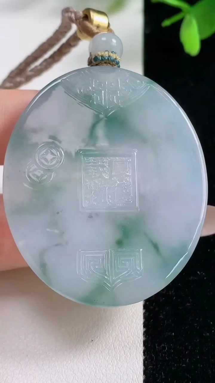 天然A货翡翠种飘花仿古无事牌吊坠，尺寸49.4-41.8-5.6，重量:33.15g
11月5日