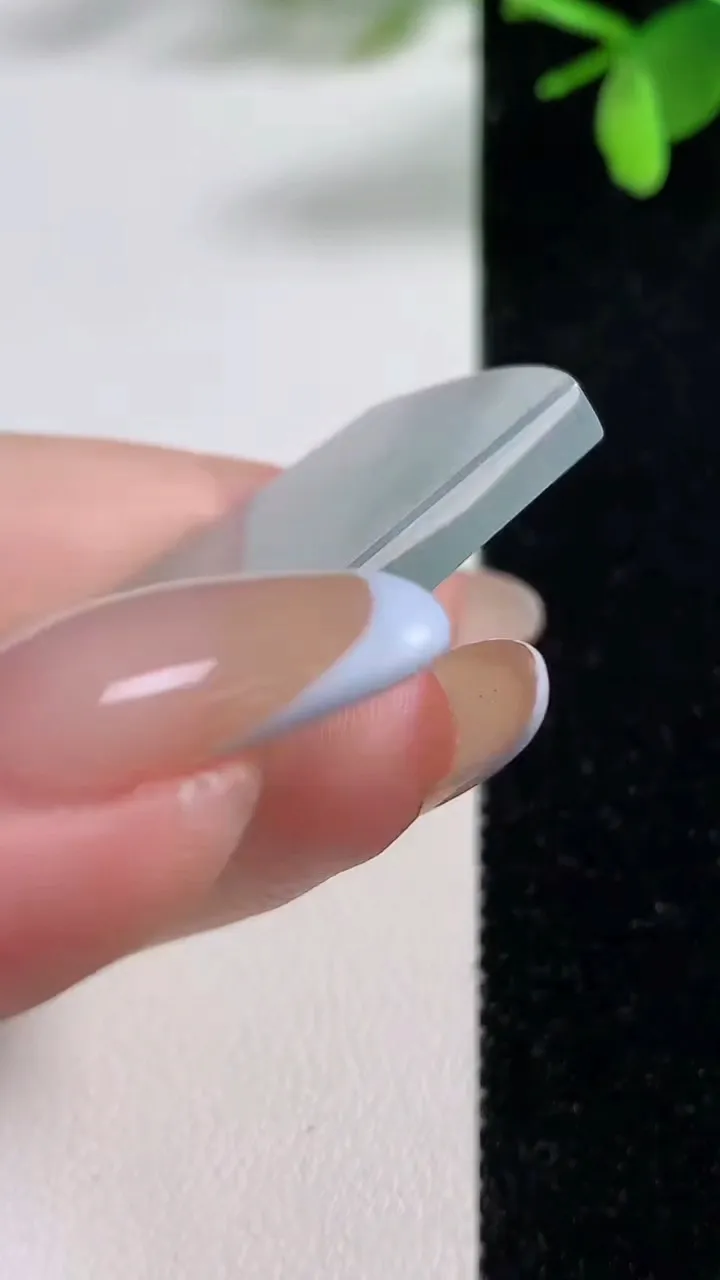 天然A货翡翠无事牌镶嵌件，尺寸42.7-29.8-5.1，重量:16.94g
11月5日