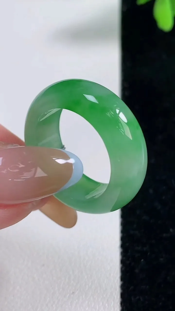 天然A货翡翠指环戒指，尺寸18.7-8-3.9，重量:7.36g2025年11月5日
工厂直销收藏佳