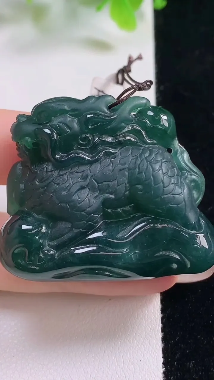 天然A货翡翠麒麟牌吊坠，尺寸35.6-42.5-10.7，重量:33.49g
11月5日