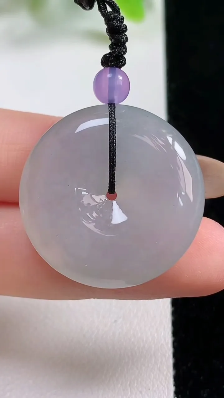 天然A货翡翠平安扣吊坠，尺寸28.4-5.8，重量:9.77g
11月5日