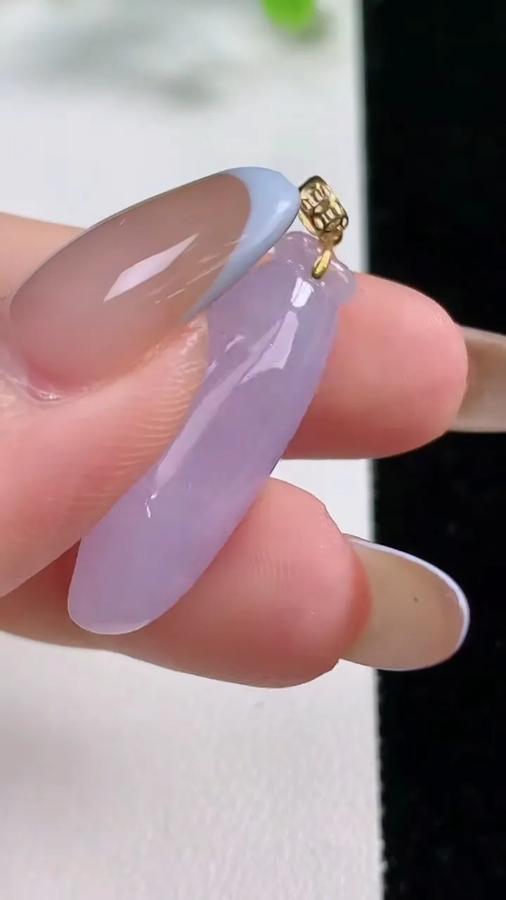 天然A货翡翠种紫罗兰福瓜吊坠，尺寸30-10.6-6.1，重量:3.95g
11月5日