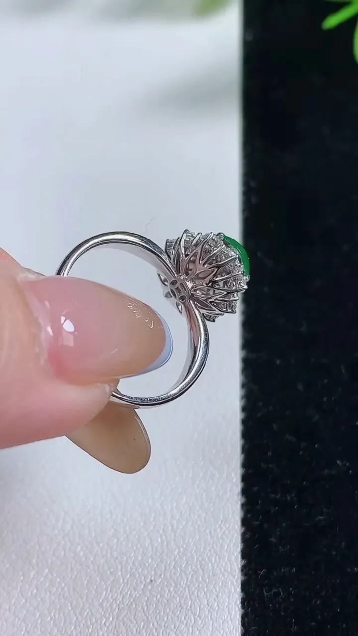 天然A货翡翠蛋面戒指，尺寸176-9.5-7.7-9.6，重量:2.96g2025年11月5日
工厂直销收藏佳品,种好水足，色泽均匀，有种有色，上手高大气！