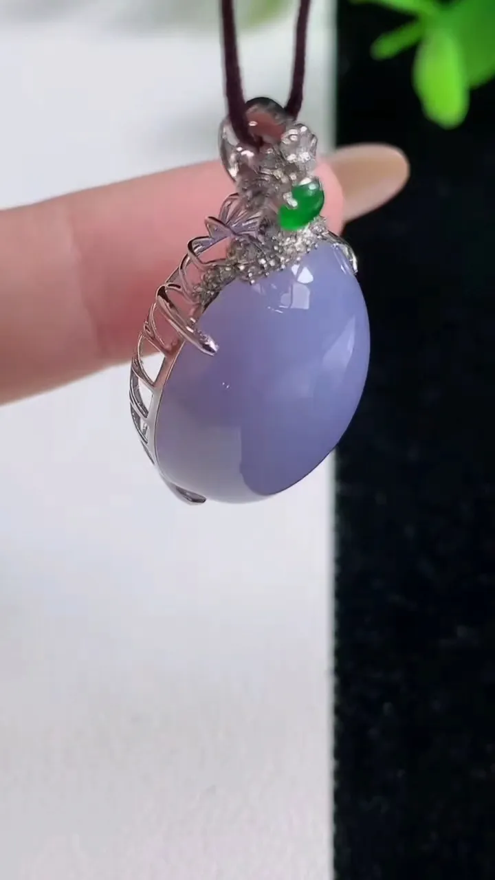 天然A货翡翠18K金紫罗兰蛋面吊坠，尺寸31.6-21.5-17.2-11，重量:6.87g
11月5日