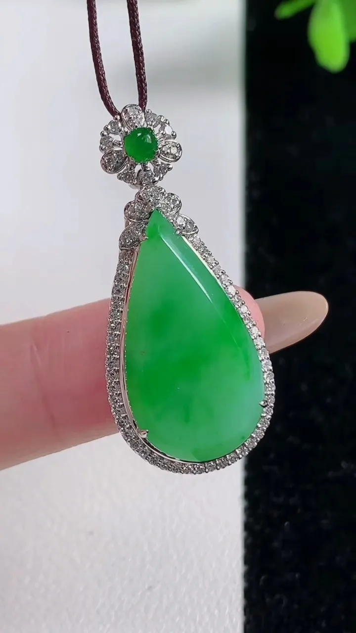 天然A货翡翠水滴吊坠，尺寸343-15.4-7.5
11月5日