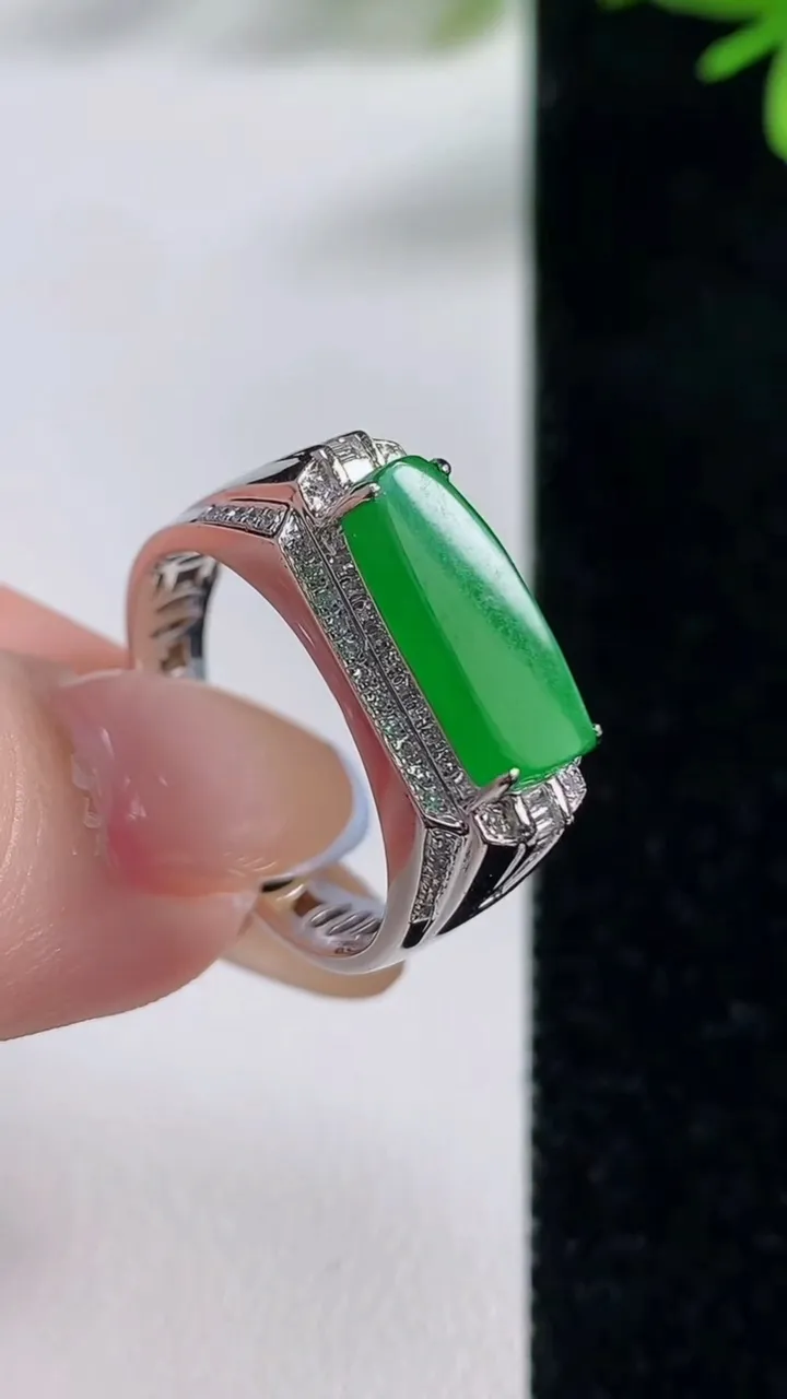 天然A货翡翠马鞍戒指，尺寸19.2-13.7-5.4-6.8，重量:4.46g2025年11月5日
工厂直销收藏佳品,种好水足，色泽均匀，有种有色，上手高大气！