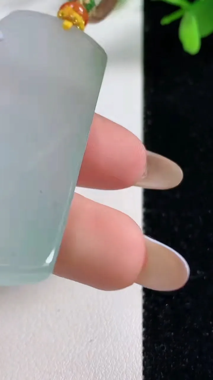 天然A货翡翠素衣观音吊坠，尺寸60.5-33.3-7.6，重量:40.00g
11月5日