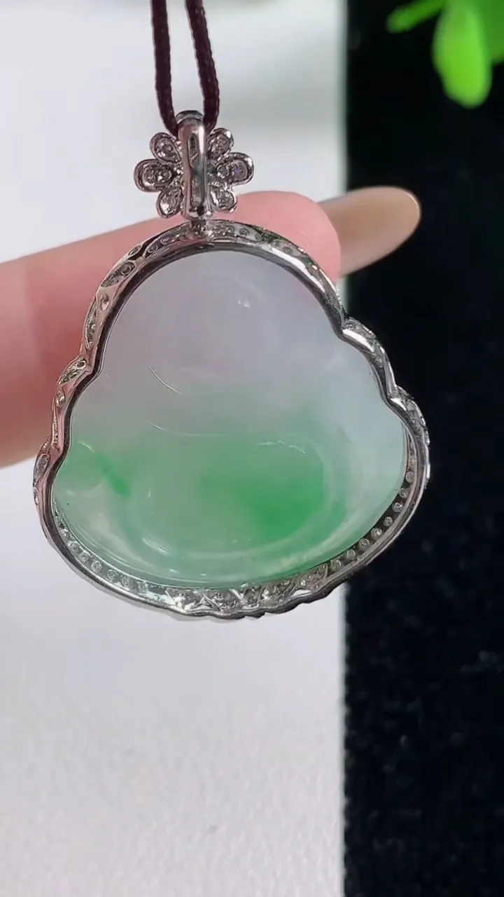 天然A货翡翠佛公吊坠，尺寸33.6-25.8-10.2，裸石24-23.3重量:7.75g
11月5日