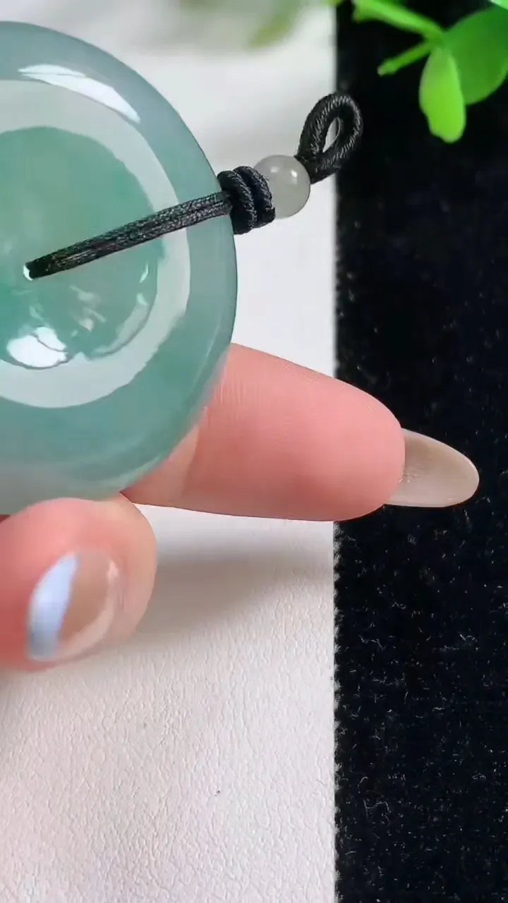 天然A货翡翠平安扣吊坠，尺寸39.5-9，重量:29.87g
11月5日