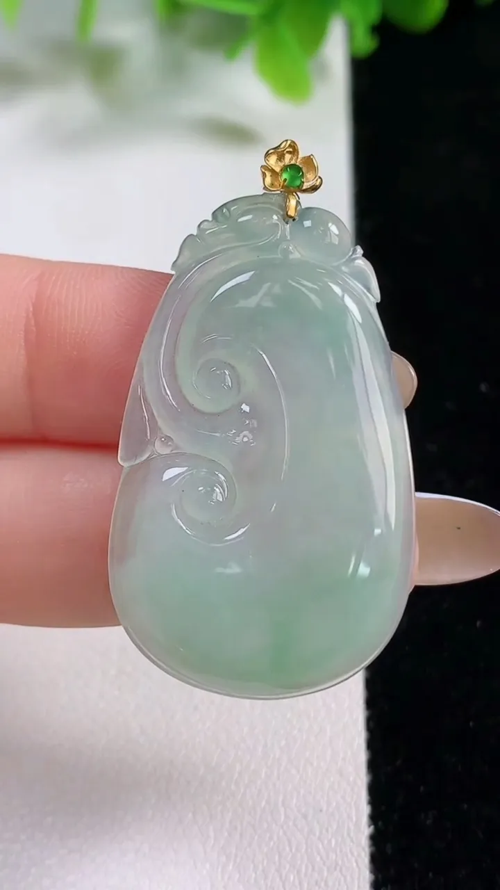 天然A货翡翠如意吊坠，尺寸37-23-3.3，重量:6.57g
11月5日