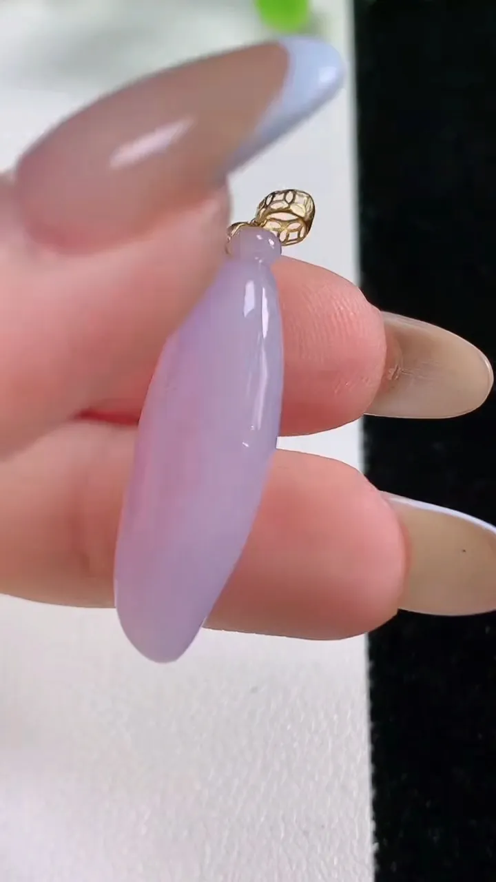 天然A货翡翠种紫罗兰福瓜吊坠，尺寸30-10.6-6.1，重量:3.95g
11月5日