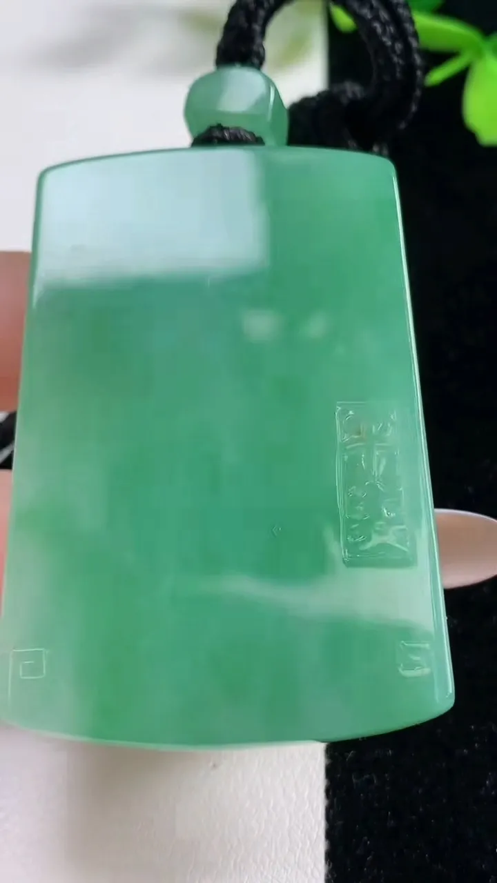 天然A货翡翠仿古无事牌吊坠，尺寸56-38-7.2，重量:43.45g
11月5日