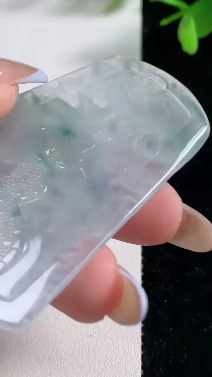 天然A货翡翠种飘花龙牌吊坠，尺寸62.2-40.3-6.4，重量:24.43g
11月5日