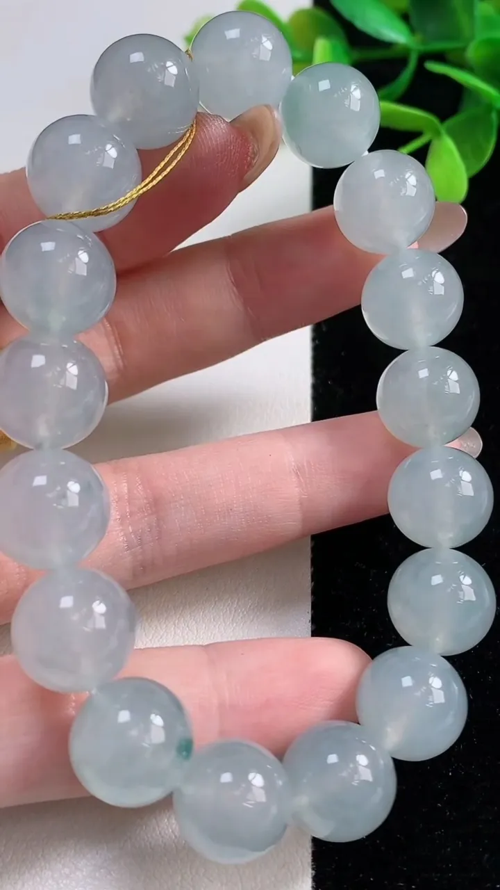 天然A货翡翠种飘花圆珠手串，尺寸12.3-17颗，重量:56.49g11月5日
工厂直销收藏佳品,种好水足，色泽均匀，有种有色，上手高大气！