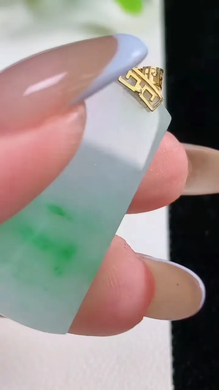 天然A货翡翠无事牌吊坠，尺寸35-17.6-4.8，重量:9.01g
11月5日