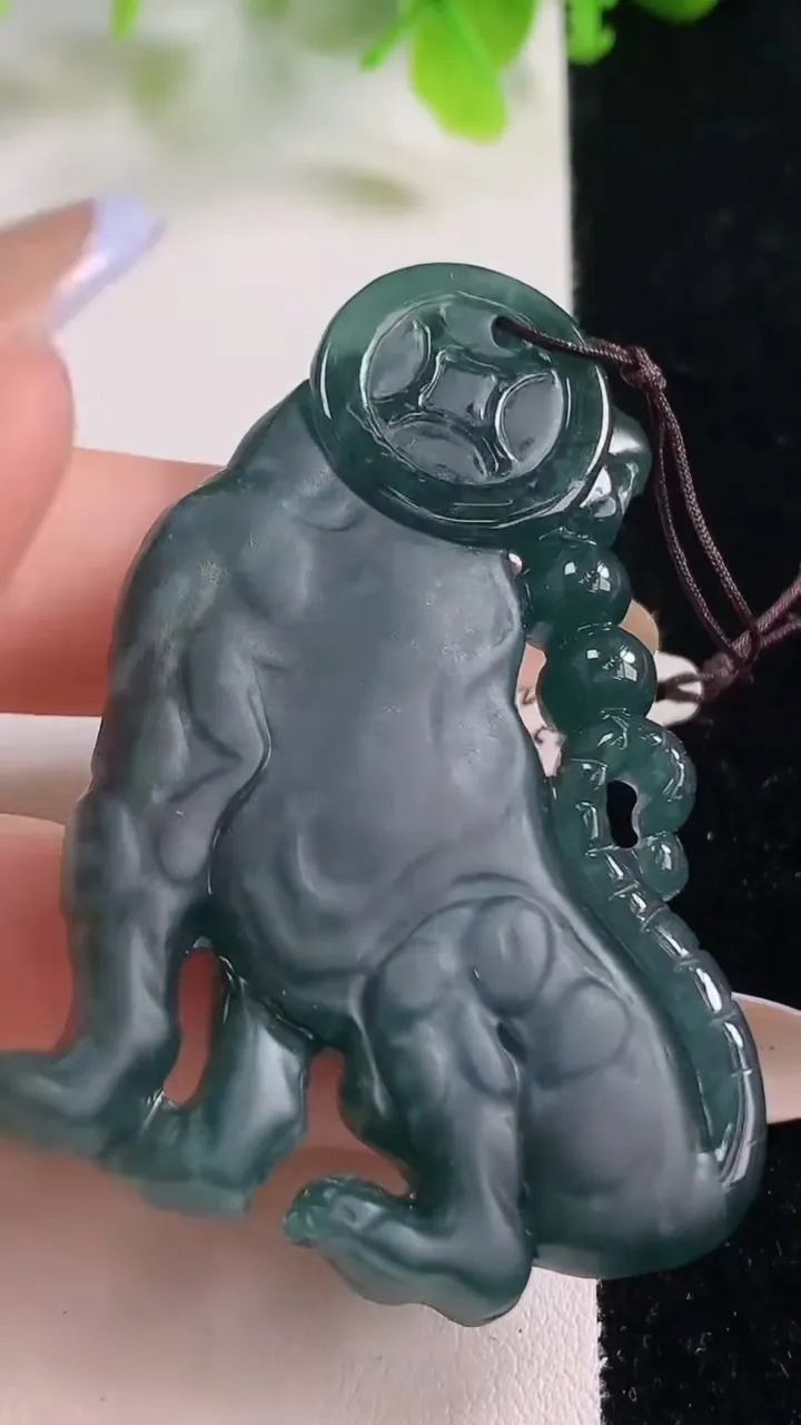 天然A货翡翠生肖虎吊坠，尺寸56-37.7-11，重量:37.33g
11月5日