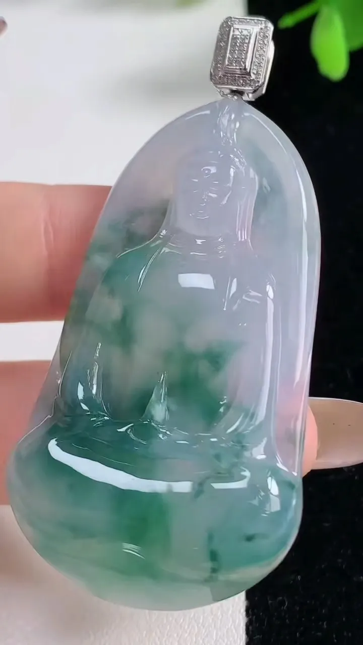 天然A货翡翠种飘花素衣观音吊坠，尺寸53.3-30.5-6.8，重量:19.55g
11月5日