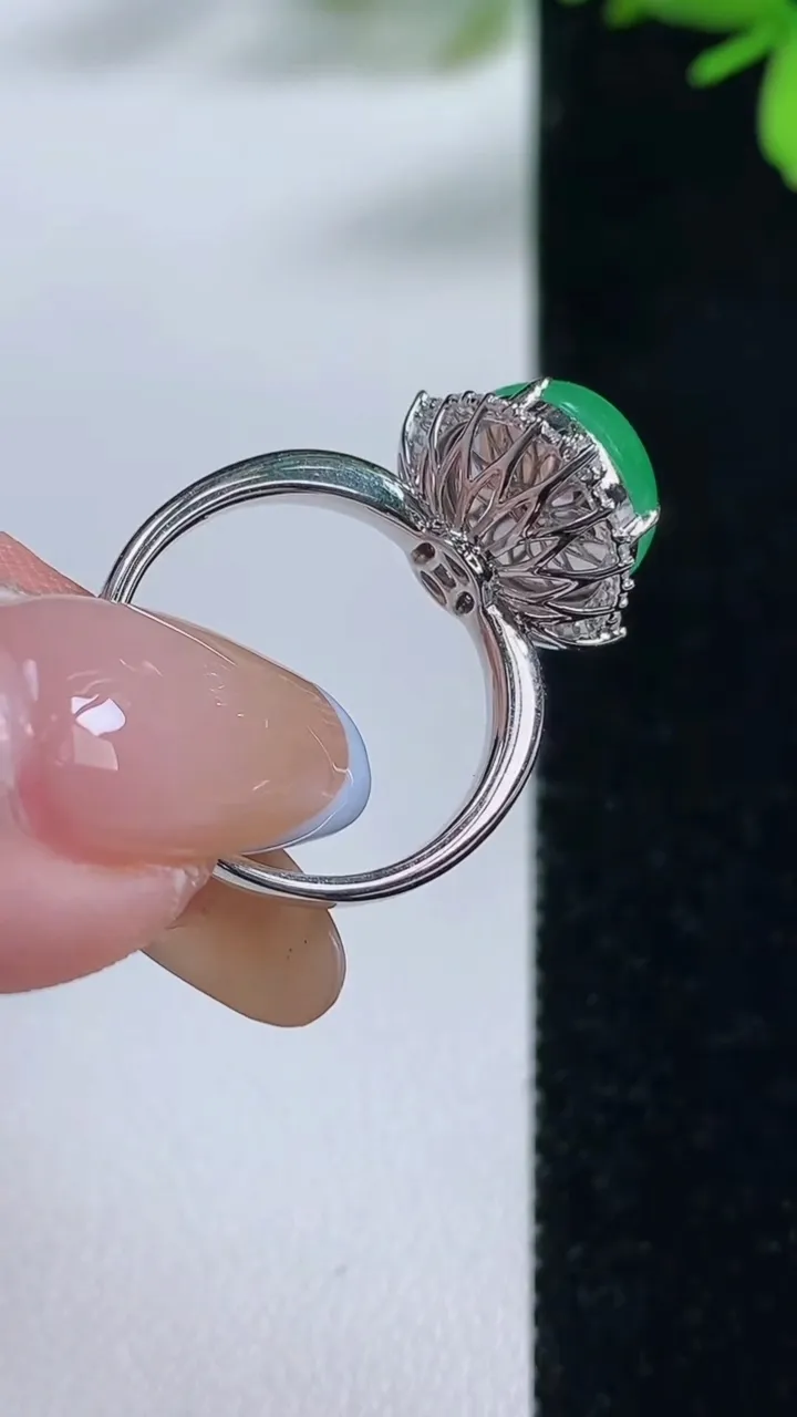 天然A货翡翠蛋面戒指，尺寸17.3-12.2-10-10.9，重量:4.09g2025年11月5日
工厂直销收藏佳品,种好水足，色泽均匀，有种有色，上手高大气！