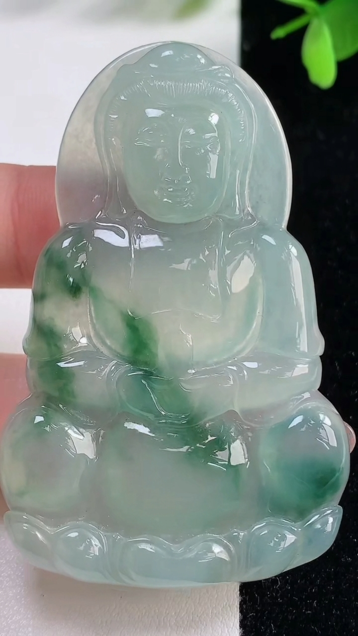 天然A货翡翠种飘花观音菩萨吊坠，尺寸65-41.3-5.5，重量:26.66g
11月5日