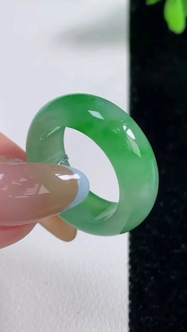 天然A货翡翠指环戒指，尺寸18.7-8-3.9，重量:7.36g2025年11月5日
工厂直销收藏佳品,种好水足，色泽均匀，有种有色，上手高大气！