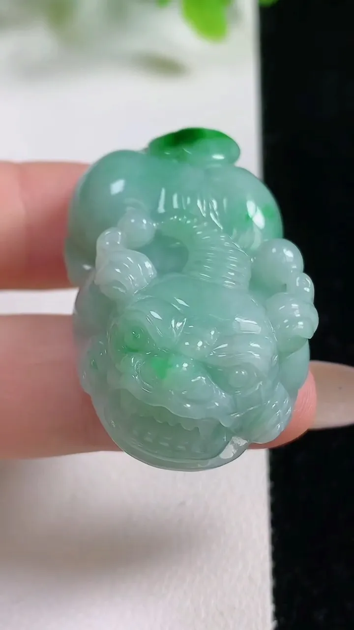 天然A货翡翠貔貅吊坠，尺寸40.5-21.8-12，重量:25.84g
11月5日