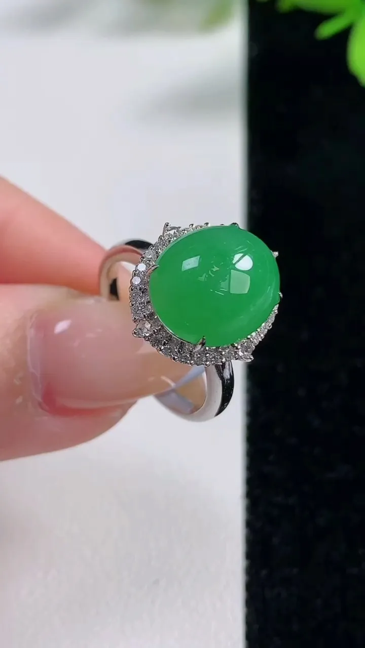 天然A货翡翠蛋面戒指，尺寸17.3-12.2-10-10.9，重量:4.09g2025年11月5日

