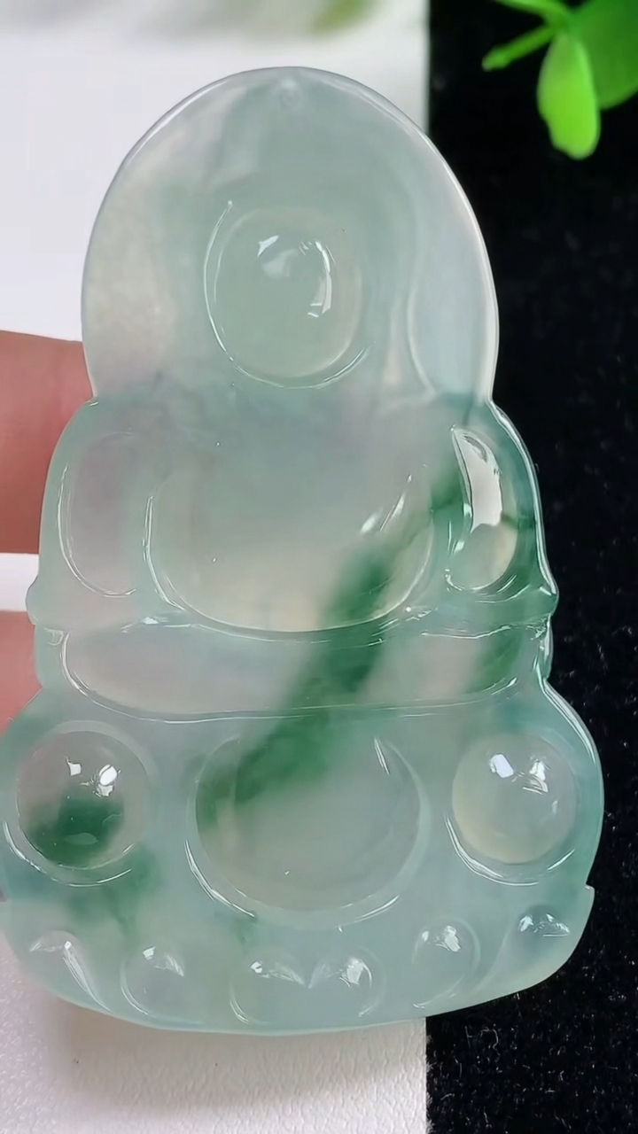 天然A货翡翠种飘花观音菩萨吊坠，尺寸65-41.3-5.5，重量:26.66g
11月5日