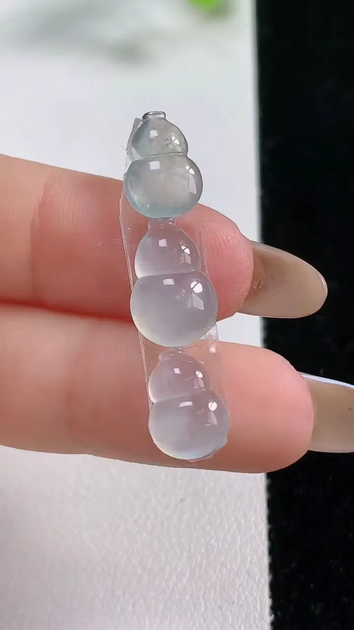 天然A货翡翠葫芦镶嵌件一手三个，尺寸9.7-7.9-3.3，重量:1.74g
11月5日