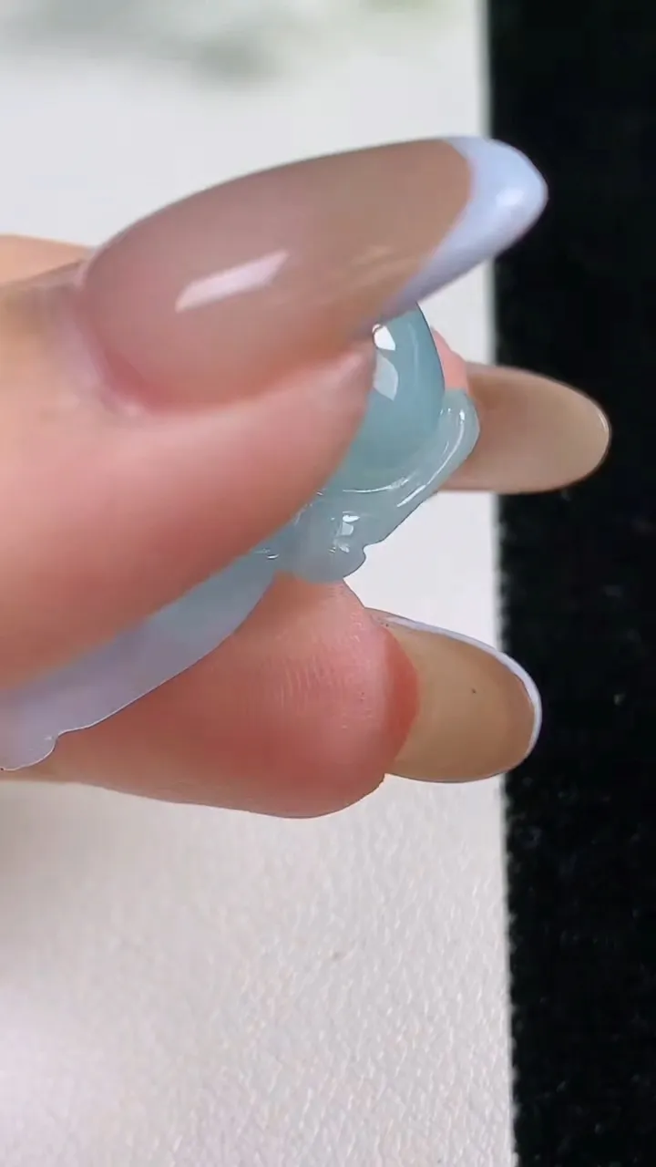 天然A货翡翠生肖兔吊坠，尺寸31-14.4-12，重量:13.98g
11月5日