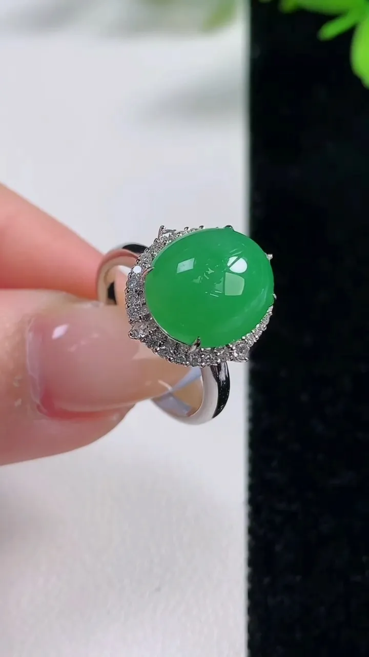 天然A货翡翠蛋面戒指，尺寸17.3-12.2-10-10.9，重量:4.09g2025年11月5日
工厂直销收藏佳品,种好水足，色泽均匀，有种有色，上手高大气！