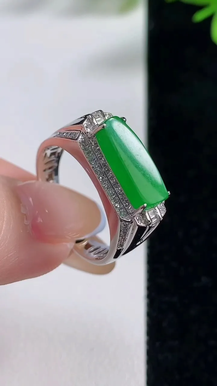 天然A货翡翠马鞍戒指，尺寸19.2-13.7-5.4-6.8，重量:4.46g2025年11月5日
