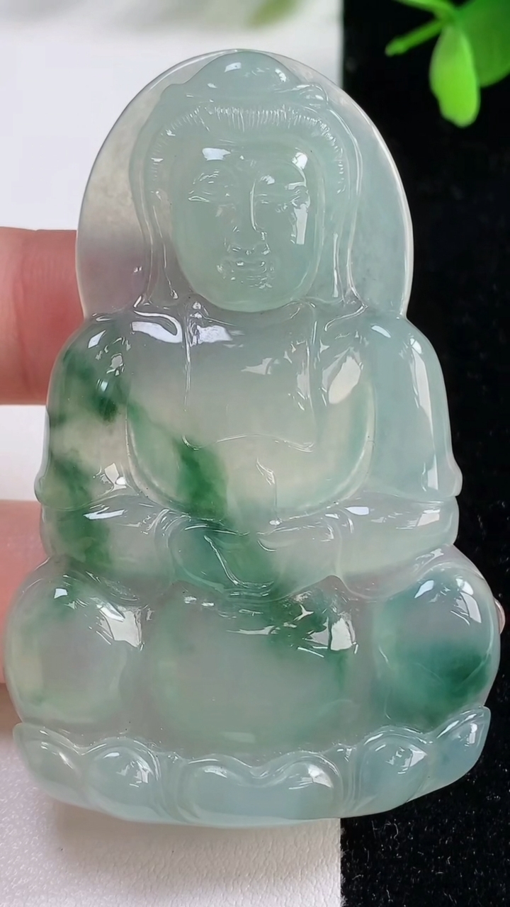 天然A货翡翠种飘花观音菩萨吊坠，尺寸65-41.3-5.5，重量:26.66g
11月5日